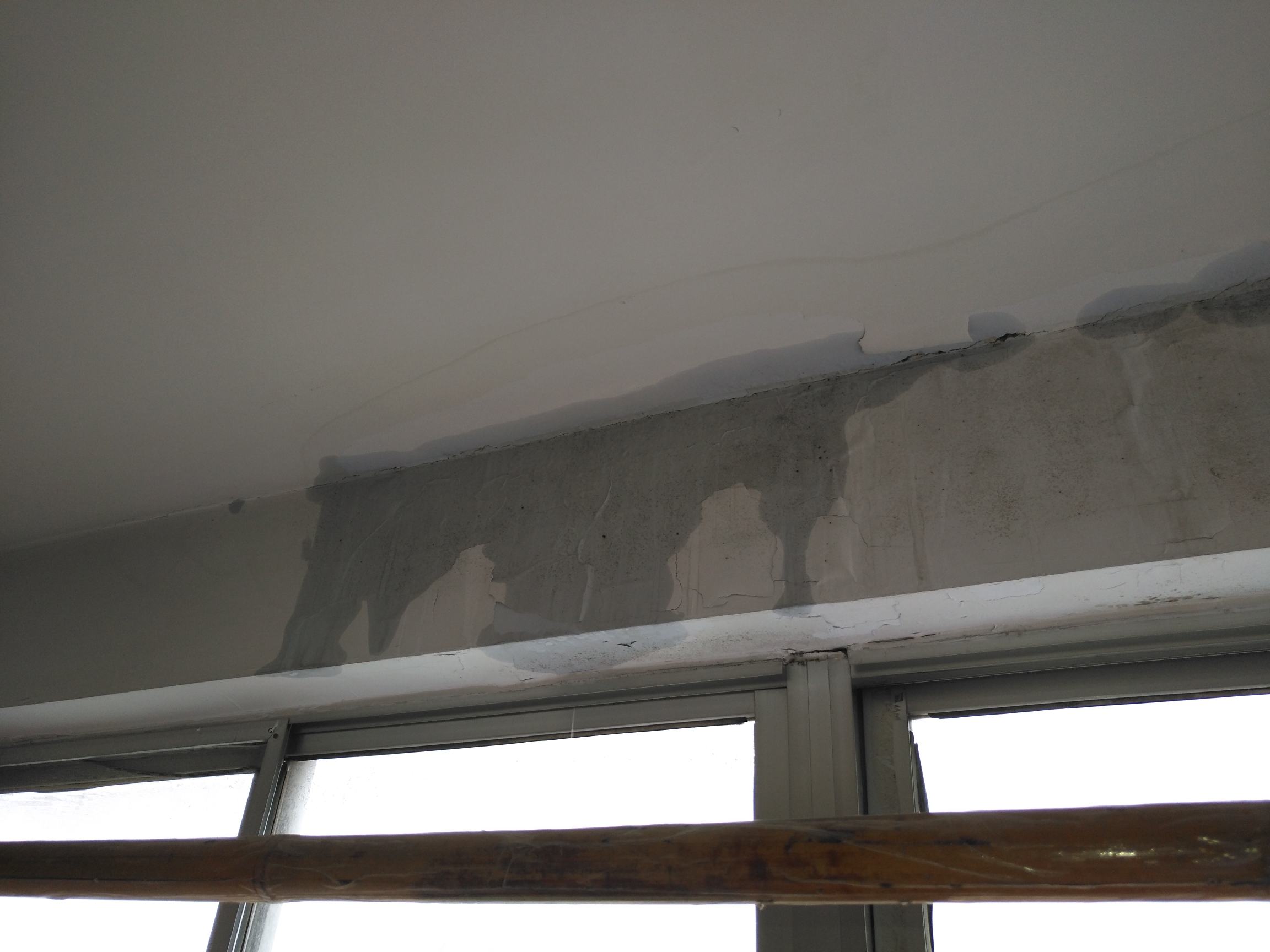 另外顶楼漏水还存在排水不畅的原因,比如屋面施工时,未进行找坡设计或